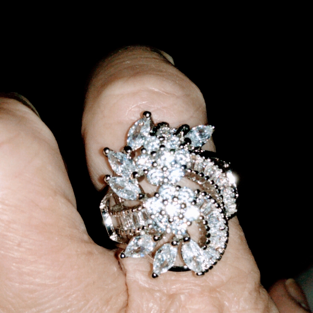 ***STUNNING WHITE SAPPHIRE RING (9)*** - Picture 3 of 4
